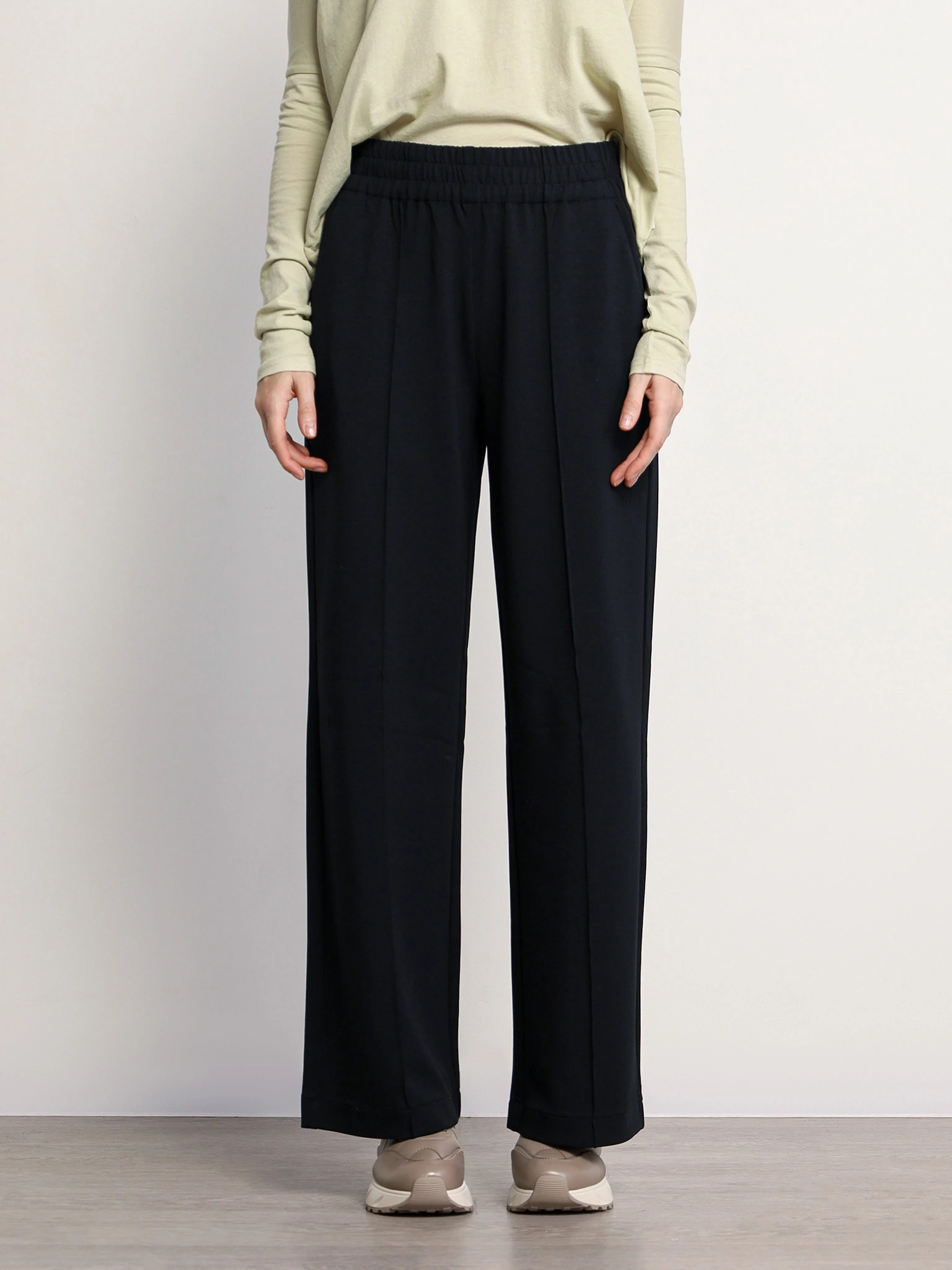 Брюки трикотажные черного цвета свободного кроя